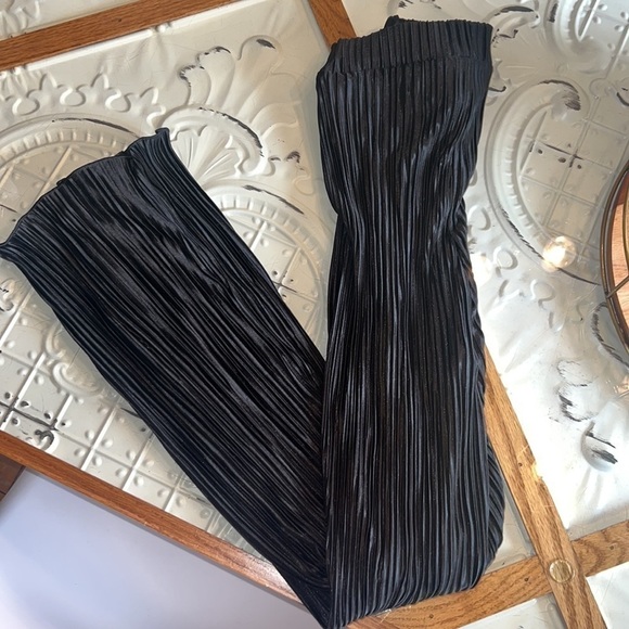 Boutique Plisse Set - Picture 10 of 11